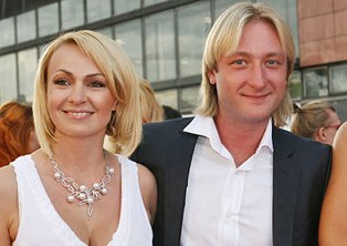 Яна Рудковская и Евгений Плющенко крестили сына Яна Рудковская и Евгений Плющенко крестили сына