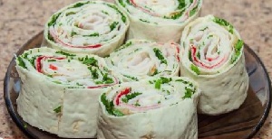 Быстрая закуска – рулет из лаваша с крабовыми палочками